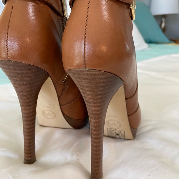 Michaael Kors booties - Picture 1 of 3